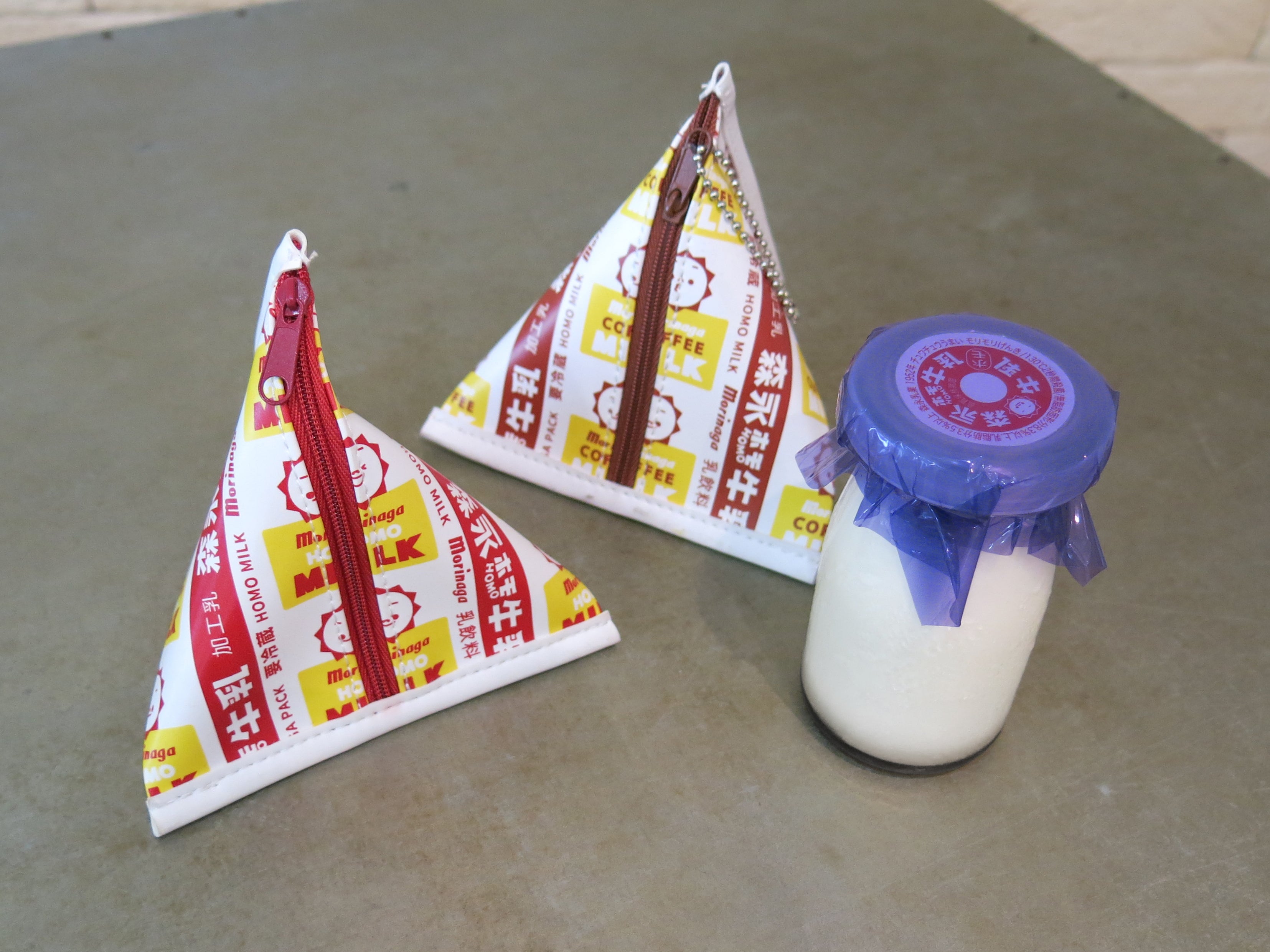 森永牛奶 三角形奶袋 紅色的